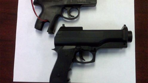 Realistyczny pistolet-zabawka winny śmierci trzylatki 1