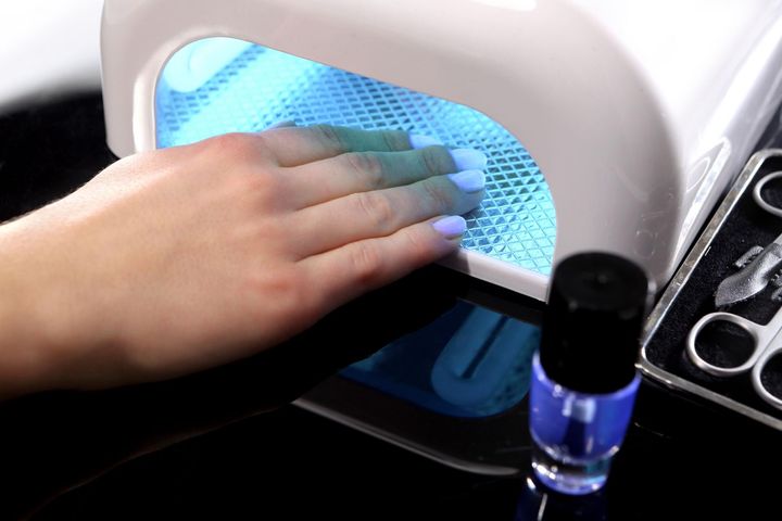 Jednym z najważniejszych kroków w manicure hybrydowym jest utwardzenie lakieru lampą UV