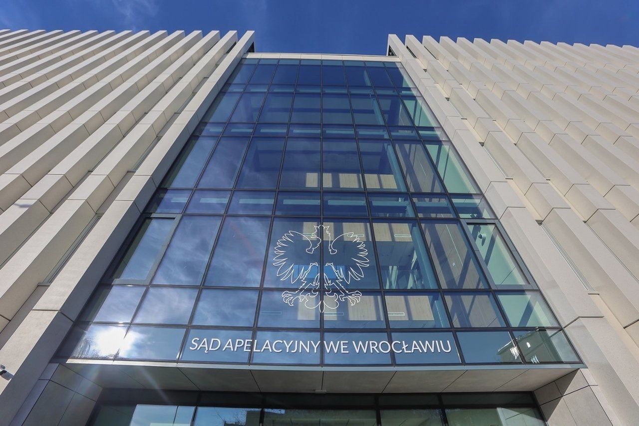 Były proboszcz ponownie stanął przed sądem. Obrona widzi w nim ofiarę. Prokuratura przypomina: ponad 1,2 mln zł poszło na bitcoiny