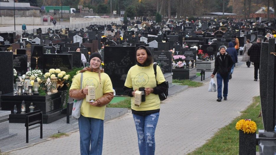 Wolontariusze w żółtych koszulkach zbierać będą datki dla hospicjum w Rudzie Białaczowskiej