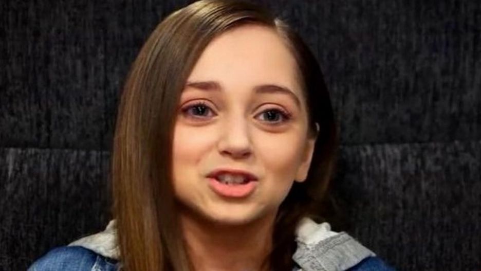 Mam 22 lata i utknęłam w ciele ośmiolatki. Ludzie nieustannie krytykują moją mamę