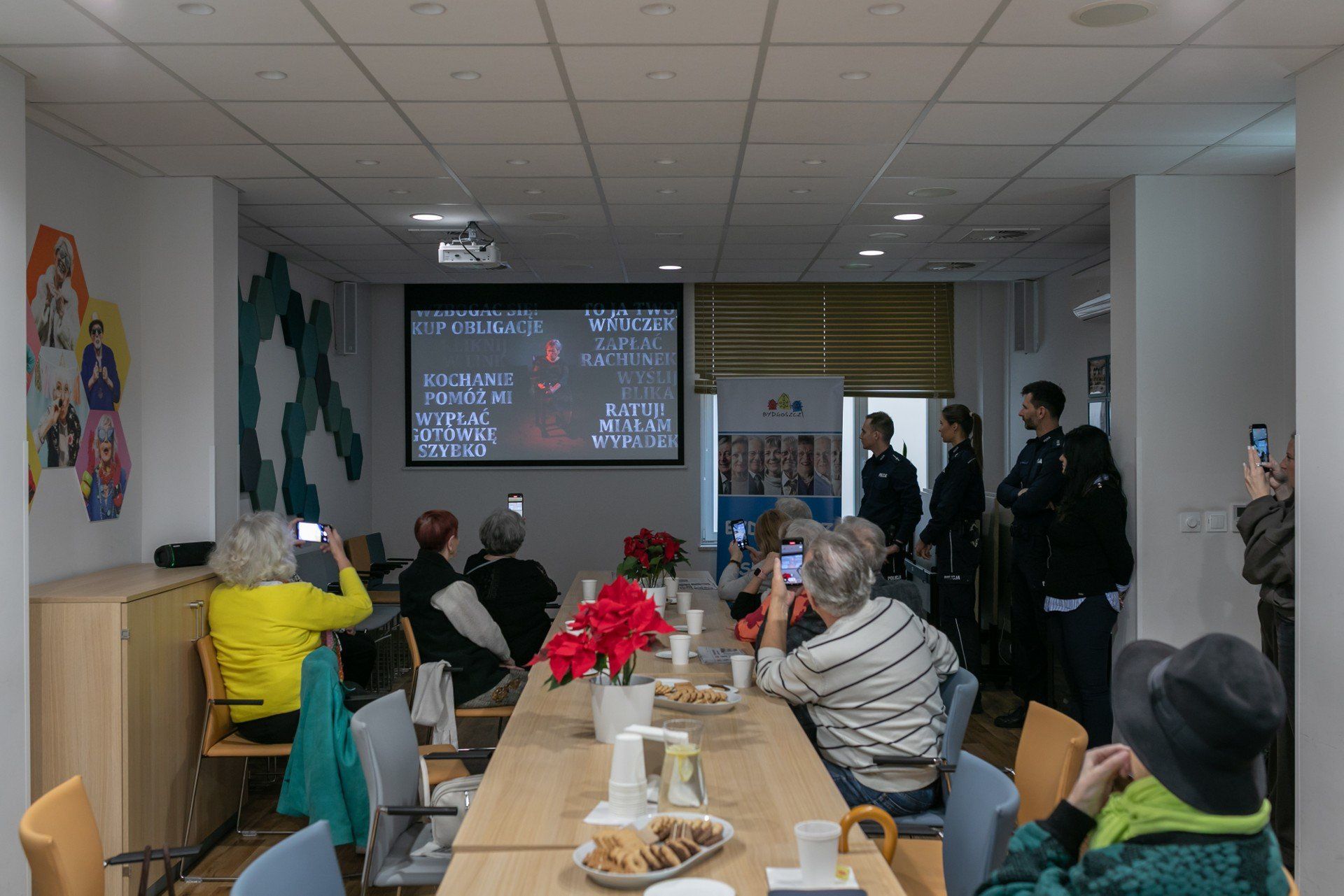 Najpierw poszli na casting, potem odegrali oscarowo rolę w filmie, o tematyce sensacyjnej. Produkcja bydgoskiej policji ma pomóc ostrzec starsze osoby przed oszustwami