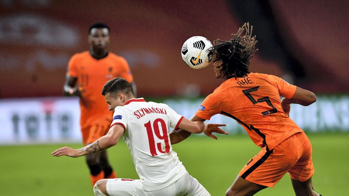 Piłkarz reprezentacji Polski Sebastian Szymański (na środku) oraz Quincy Promes (po lewej) i Nathan Ake (po prawej) podczas meczu 2. edycji Ligi Narodów, na stadionie "Johan Cruijff ArenA"