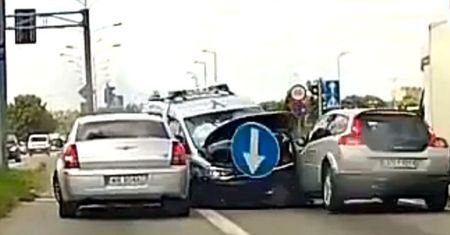 Radiowóz wjechał na skrzyżowanie na czerwonym. Fatalny wypadek w Radomiu