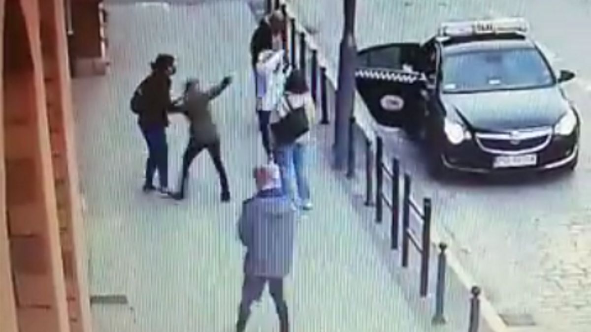 Nagranie awantury do której doszło przed poznańskim komisariatem. 