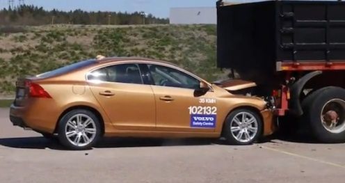 Czy Volvo S60 wyhamuje przed przeszkodą?