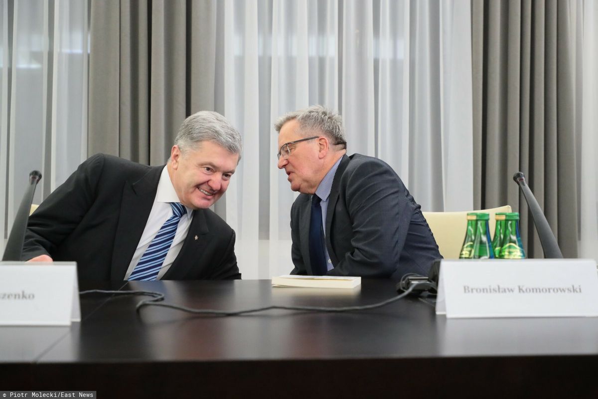 Byli prezydenci Polski i Ukrainy, Bronisław Komorowski i Petro Poroszenko, podczas spotkania poświęconego sytuacji Ukrainy w grudniu 2021 roku