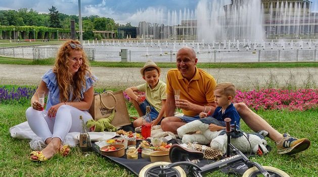 Wrocław. Piknik na kocu przy Hali Stulecia. Zjedz śniadanie na Pergoli