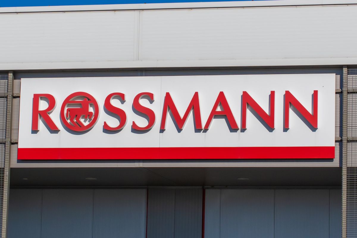 Kosmetyki od 4,89 zł. Rossmann ruszył z dużymi promocjami na perfumy i makijaż