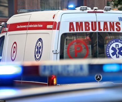 Ambulans przekoziołkował na środku ulicy. Pacjentka z karetki nie żyje