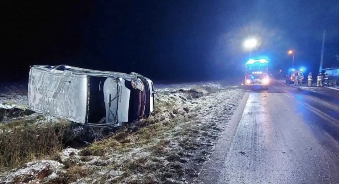 Bus wypadł z drogi w Fabianowie: dwie osoby w szpitalu