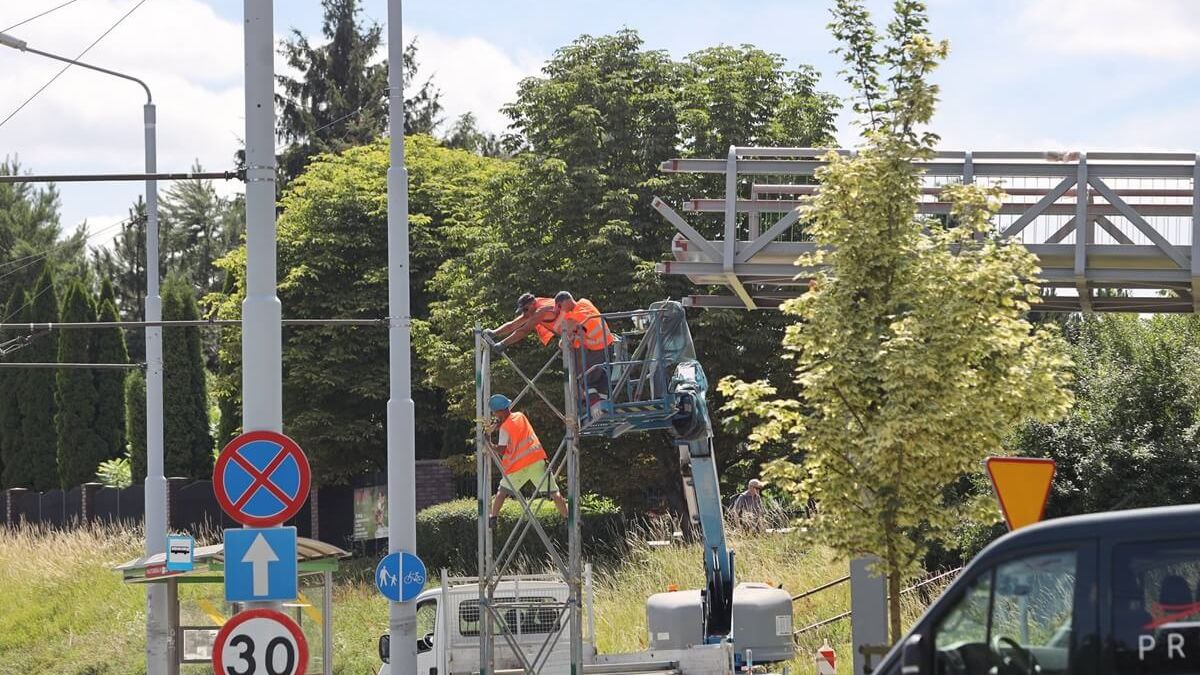 Montaż elementów kładki dla pieszych na ul. Filaretów