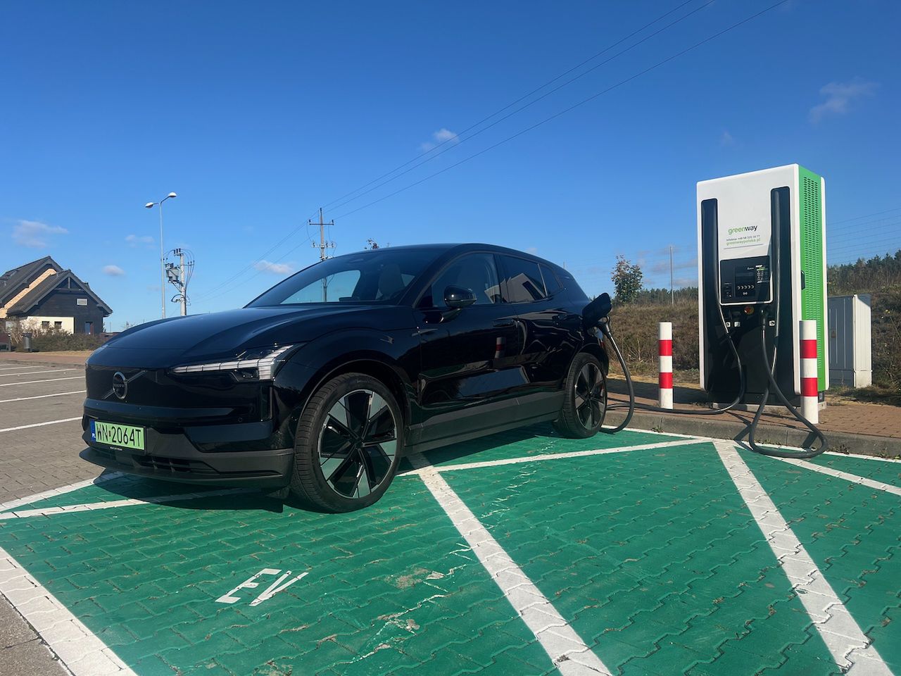 Volvo EX30 przy stacji szybkiego ładowania