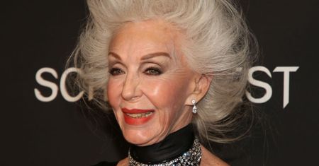 Została modelką w wieku 69 lat. Teraz 75-latka zachwyciła sesją w przezroczystym kombinezonie z KORONKI (FOTO)