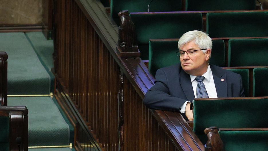 Warszawa, 09.05.2024. Sekretarz stanu w Ministerstwie Funduszy i Polityki Regionalnej, pełnomocnik rządu do spraw Centralnego Portu Komunikacyjnego Maciej Lasek na sali obrad Sejmu w Warszawie, 9 bm. Podczas drugiego dnia posiedzenia posłowie zajma się m.in. rządowym projektem ustawy o czasowym ograniczeniu cen za energię elektryczną, gaz ziemny i ciepło systemowe oraz o bonie energetycznym. (jm) PAP/Paweł Supernak