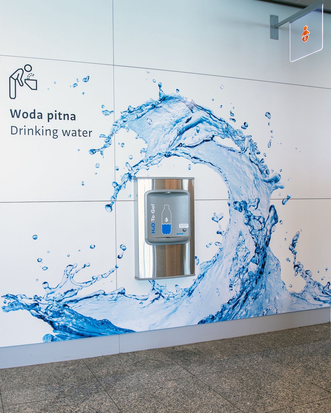 Jeden z punktów pobierania bezpłatnej wody pitnej do butelek