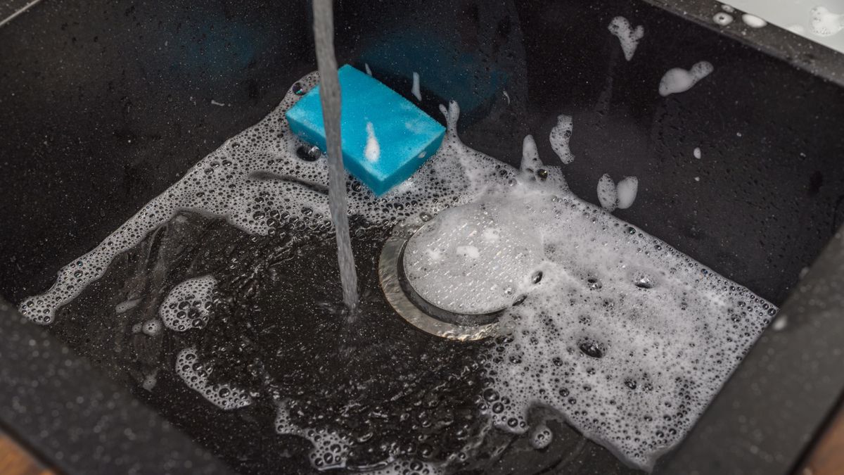 Jak odetkać zatkany zlew?