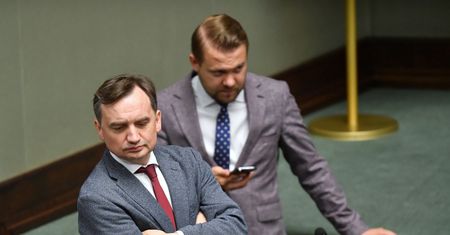 Zakaz sprzedaży aut spalinowych. Solidarna Polska: mówimy stanowcze "nie"