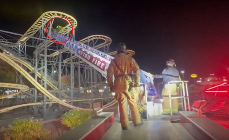 Nastolatki uwięzione na rollercoasterze