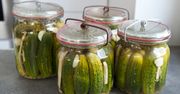 Włóż liście do słoików z ogórkami kiszonymi. Ten trik warto wypróbować