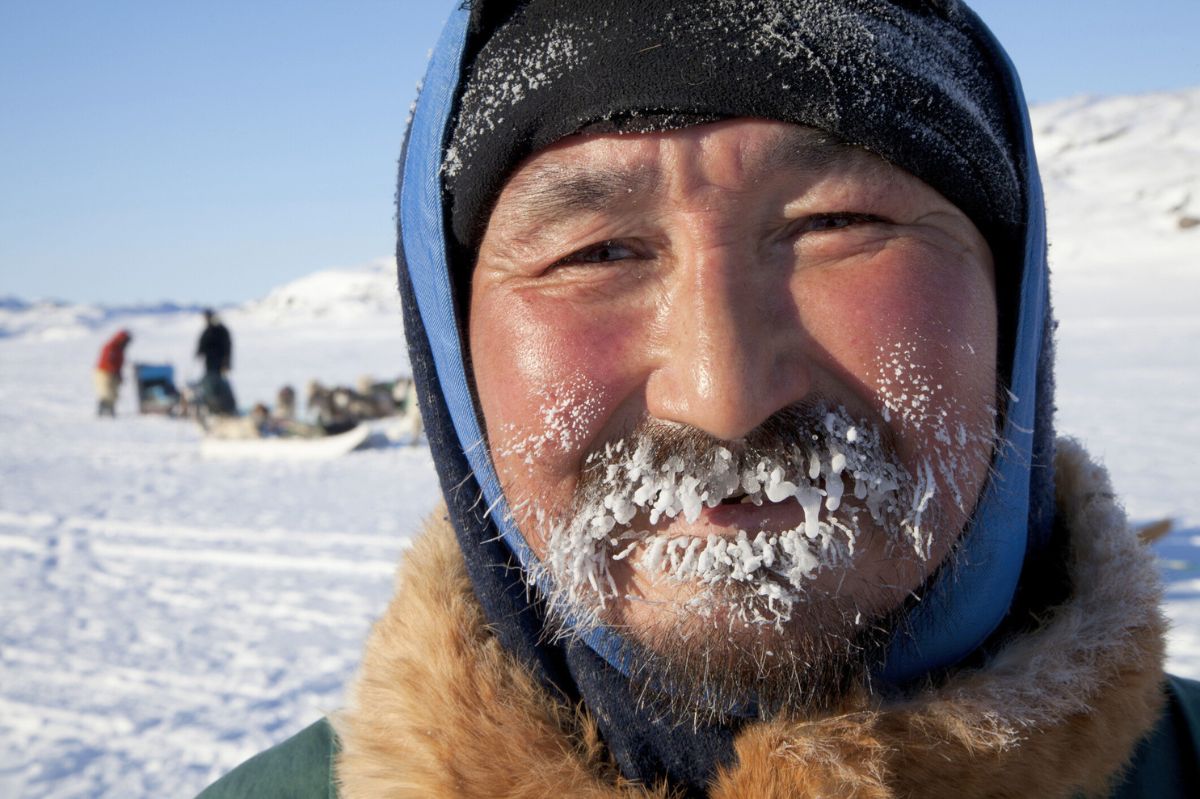 Mieszkaniec Grenlandii z oszronioną brodą