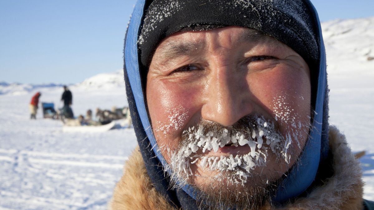 Mieszkaniec Grenlandii z oszronioną brodą