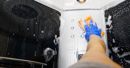 Usunie kamień i rdzę. Wyczyścisz kabinę prysznicową bez chemii i szorowania