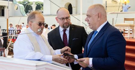 Nowe fakty w sprawie miecza dla o. Rydzyka. Nie każdy będzie zadowolony