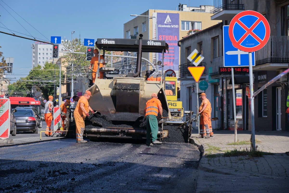 Drogowcy układają asfalt na remontowanym odcinku ul. Nadbystrzyckiej