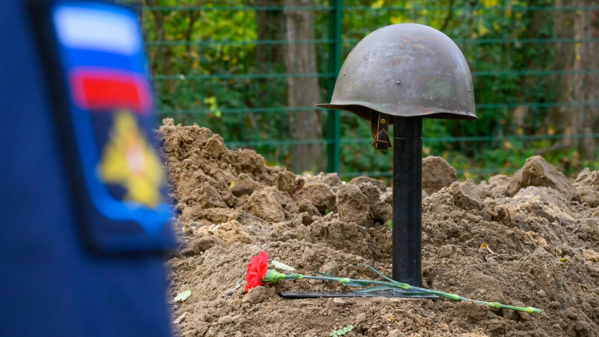 Silent embedding of 39 Soviet soldiers in Brandenburg
14 November 2025, Brandenburg, Lebus: A Russian soldier stands at the Soviet war cemetery in front of a steel helmet of a Soviet soldier who died in the Second World War. The German War Graves Commission in Brandenburg is fulfilling its humanitarian mission with the silent burial of 39 Soviet soldiers, which recovered from various locations in Brandenburg in recent years. Photo: Patrick Pleul/dpa 
Dostawca: PAP/DPA.
Patrick Pleul