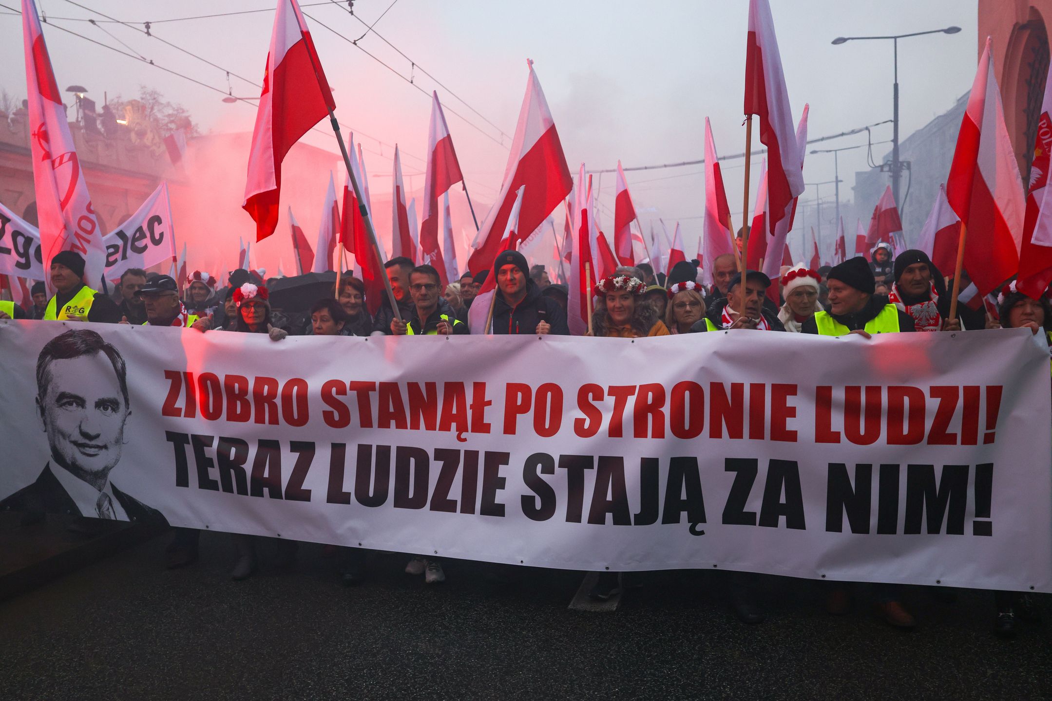 Warszawa, 11.11.2025. Obchody Narodowego Święta Niepodległości. Marsz Niepodległości, 11 bm. w Warszawie. Marsz pod hasłem ?Jeden Naród ? silna Polska? przechodzi ulicami Warszawy na błonia Stadionu Narodowego. (aldg) PAP/Albert Zawada