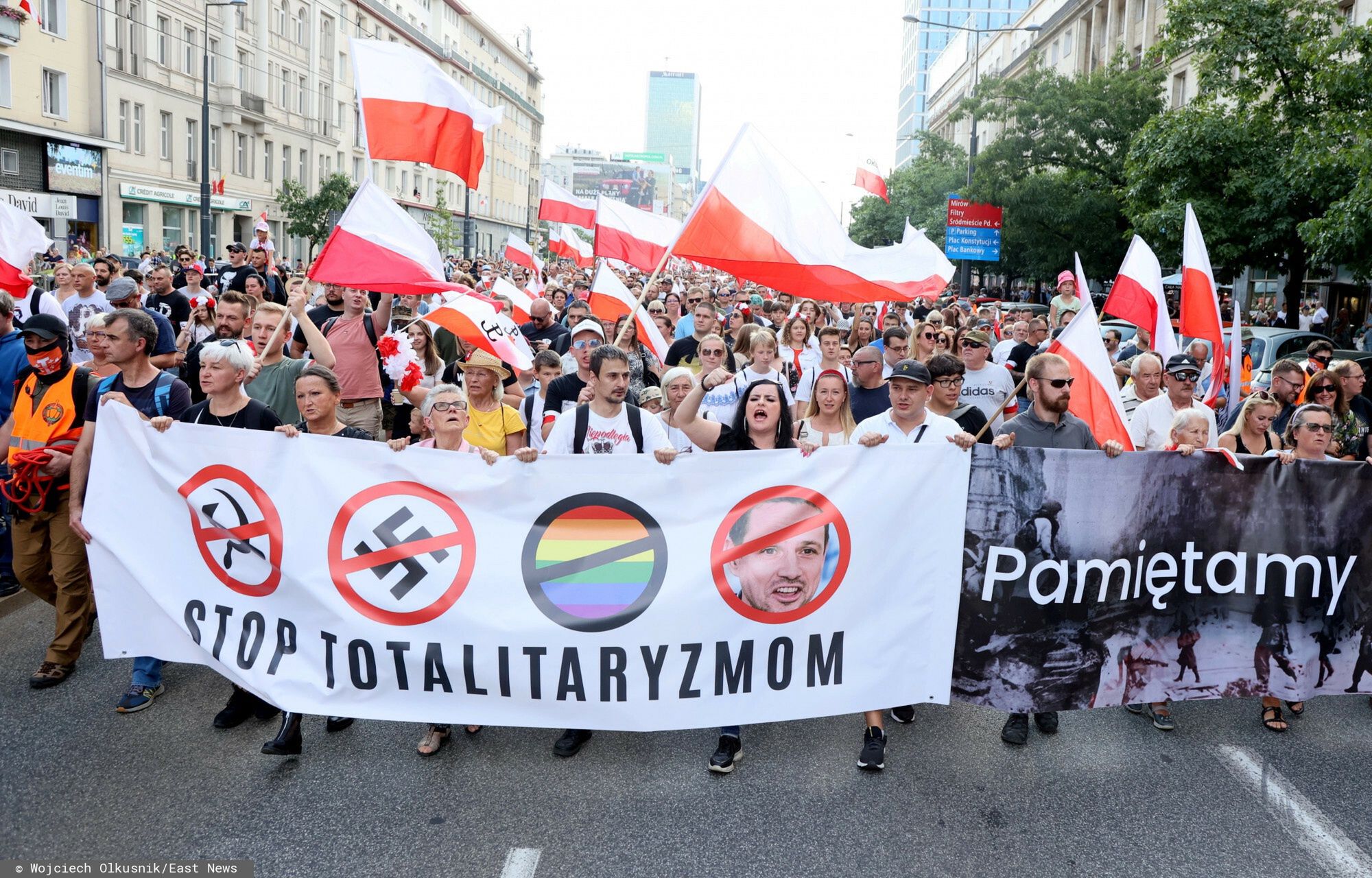 Kontrowersyjny baner Marszu Powstania Warszawskiego