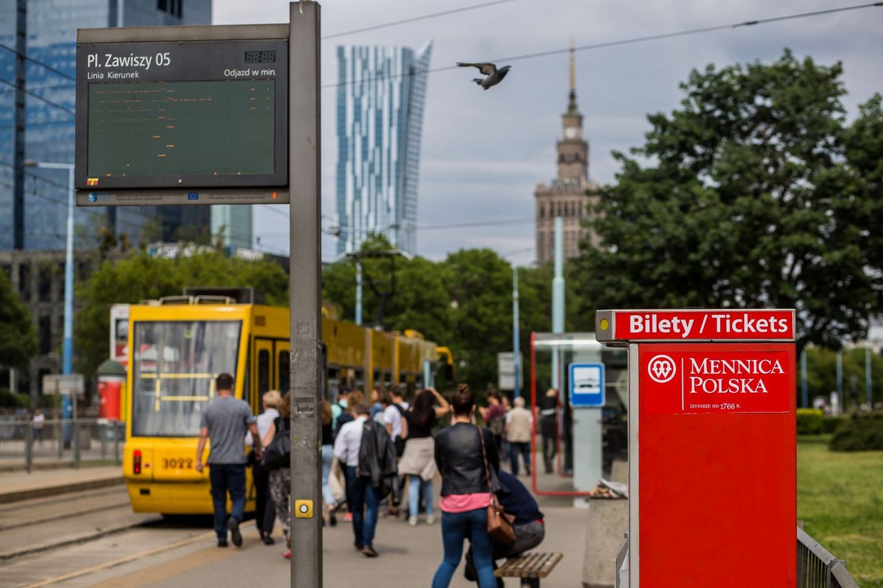 Warszawa: Rewolucja biletowa. Umowa na nowy system podpisana. Jakie zmiany czekają pasażerów?
