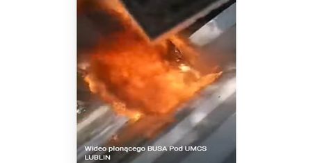 Płonie samochód w centrum miasta. Dym widać z dużych odległości w mieście.