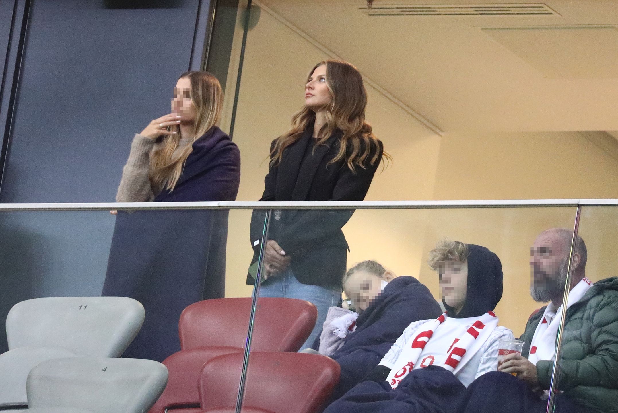Przejęta Anna Lewandowska śledzi "popisy" zrezygnowanego Roberta podczas meczu z Holandią