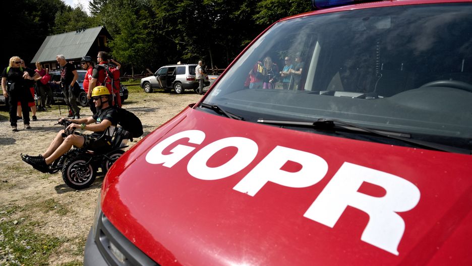 Wypadek w Beskidzie Wyspowym. Ratownicy wezwani do pomocy paralotniarzowi