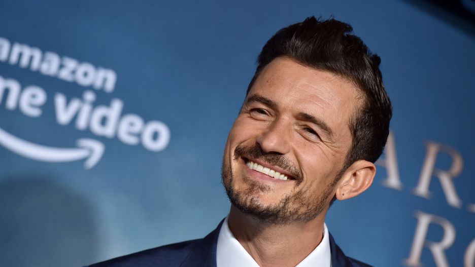 Orlando Bloom żyje sobie przyjemnie, pływa wśród rekinów.
