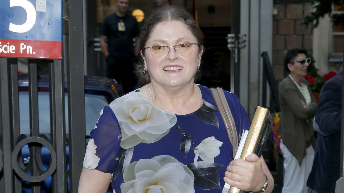 buty damskie, buty na obcasach, buty srebrne, czerwiec 2016, okulary, Samochód Roku Playboya 2016, sukienka do kolan, sukienka granatowa, sukienka w kwiaty, sylwetka, torebka na pasku, torebka pleciona, torebka srebrna