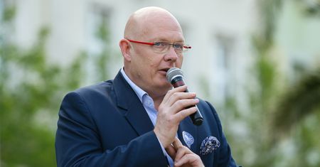 "Musiałbym siedzieć na czterech literach". Polityk o "kilometrówkach"