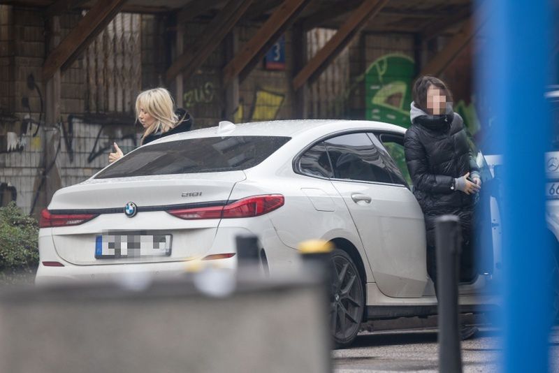 Magdalena Ogórek z córką na mieście