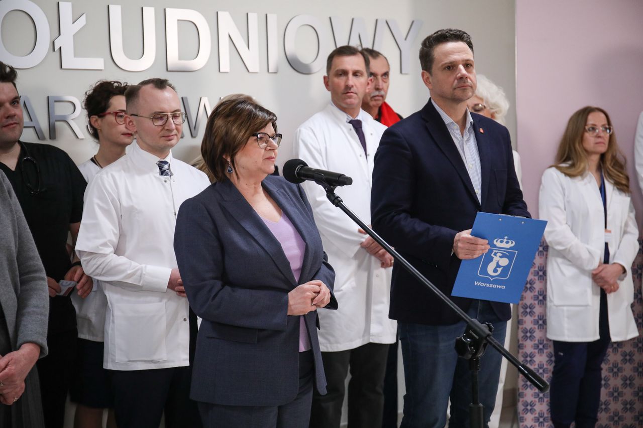 Minister zdrowia Izabela Leszczyna, prezydent m.st. Warszawy Rafał Trzaskowski i ordynator oddziału ginekologicznego Szpitala Południowego dr n. med. Damian Warzecha podczas konferencji prasowej, inaugurującej otwarcie miejskiej poradni leczenia niepłodności