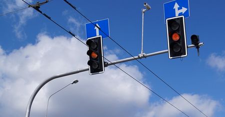 Wysiadł z samochodu i uderzył kobietę w twarz. Agresywny kierowca poszukiwany