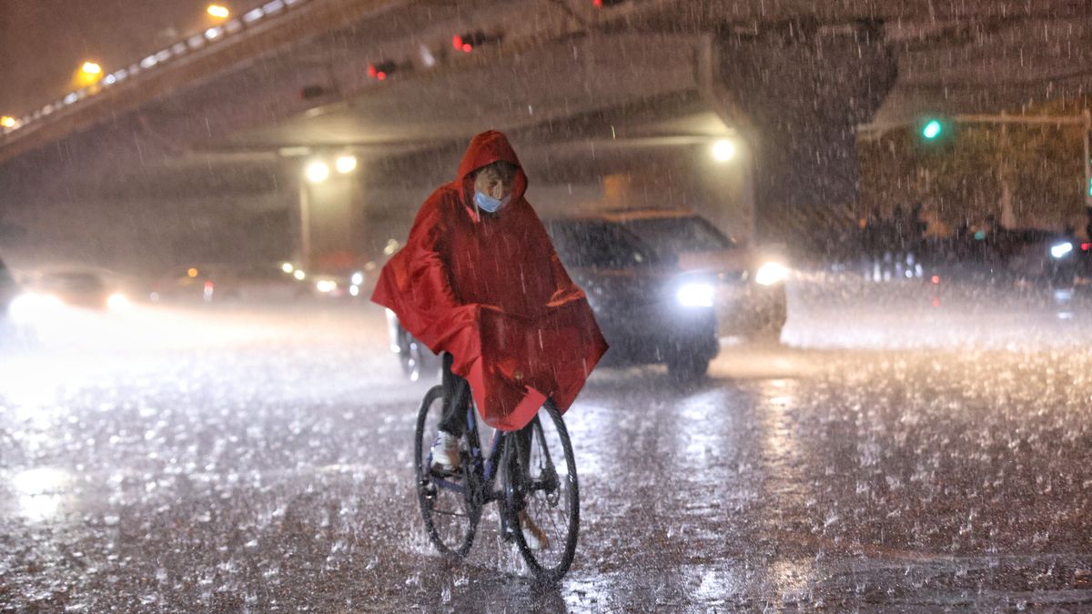 Ulewne deszcze w Chinach — zdjęcie ilustracyjne