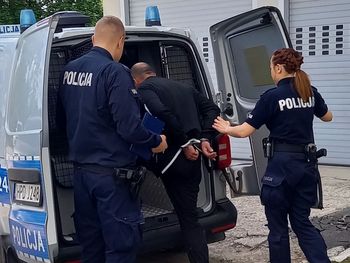 Janów Lubelski. Złodzieje paliwa zatrzymani na gorącym uczynku. Spuścili 280 litrów ropy z maszyny budowlanej
