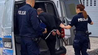 Janów Lubelski. Złodzieje paliwa zatrzymani na gorącym uczynku. Spuścili 280 litrów ropy z maszyny budowlanej