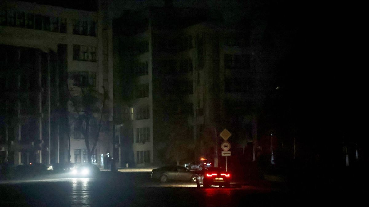 Blackout in Kharkiv
Cars move along a street near the Derzhprom building in complete darkness, Kharkiv, Ukraine, November 8, 2025. Dozens of streets and neighbourhoods have been cut off from power supply due to a large-scale shelling by Russian troops of energy infrastructure in the northeastern Ukrainian city. (Photo by Viacheslav Madiievskyi/Ukrinform) 
Dostawca: PAP/UKRINFORM
Viacheslav Madiievskyi
Ukraine conflict, Russian invasion, Ukraine war, war, conflict, Russia-Ukraine war, electricity, energy, power supply, power cut, power outage, blackout, Kharkiv, night, dark, light, car, transport, street, Derzhprom