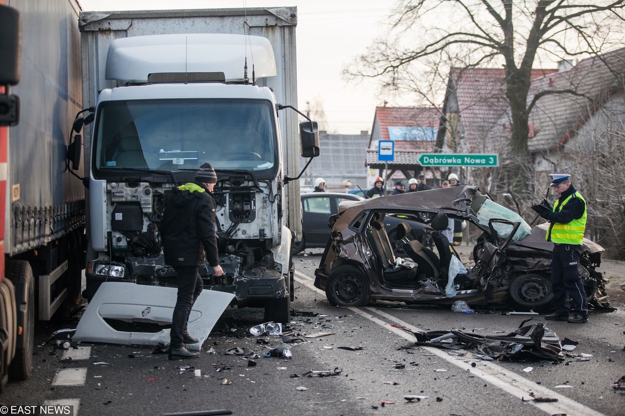 W 2018 roku będący pod wpływem alkoholu uczestniczyli w 2 779 wypadkach drogowych, w których śmierć poniosło 370 osób (fot. EAST NEWS)