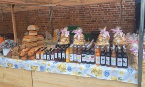 Handel przy cmentarzach kwitnie. Dla niektórych taki widok jest szokiem