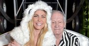 Ostatnia żona Hugh Hefnera znów żali się na ekscesy nieżyjącego już małżonka: "Musiał mieć blond włosy i WIELKIE SZTUCZNE C*CE"