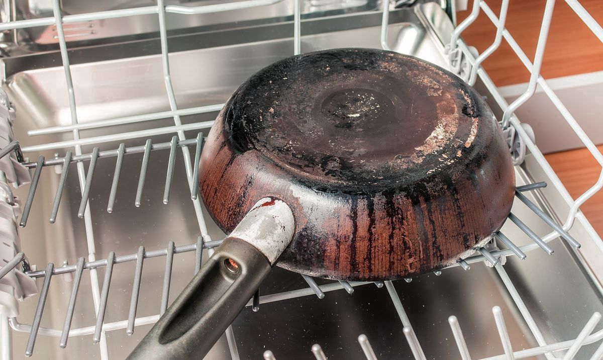 Wymieszaj z wodą i wetrzyj w patelnię. Będzie jak nowa